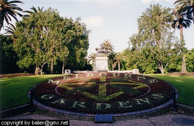 Am Denkmal von König Georg VII.