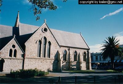 Vor der >> St. John`s Church