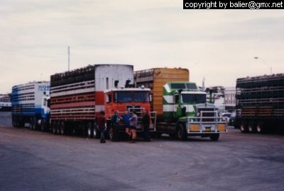 Pause - Road Train-Fahrer legen einen Stop ein